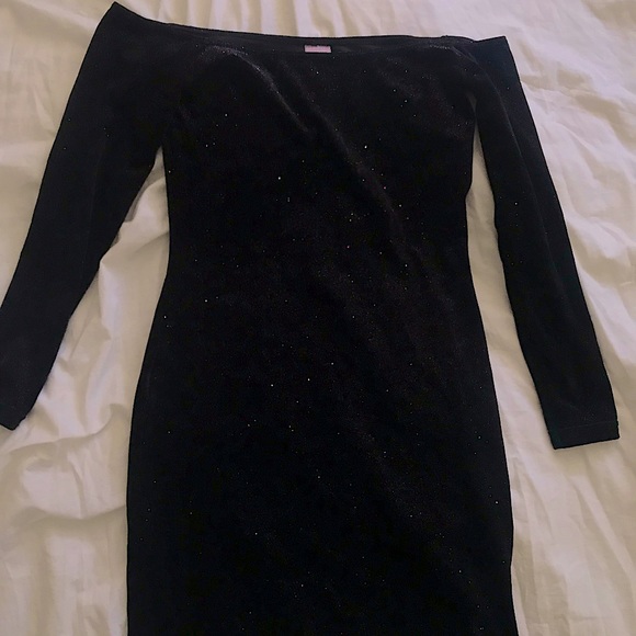 CALI SUN + FUN: OFF SHOULDER VELVET SPARKLE DRESS - Picture 2 of 4